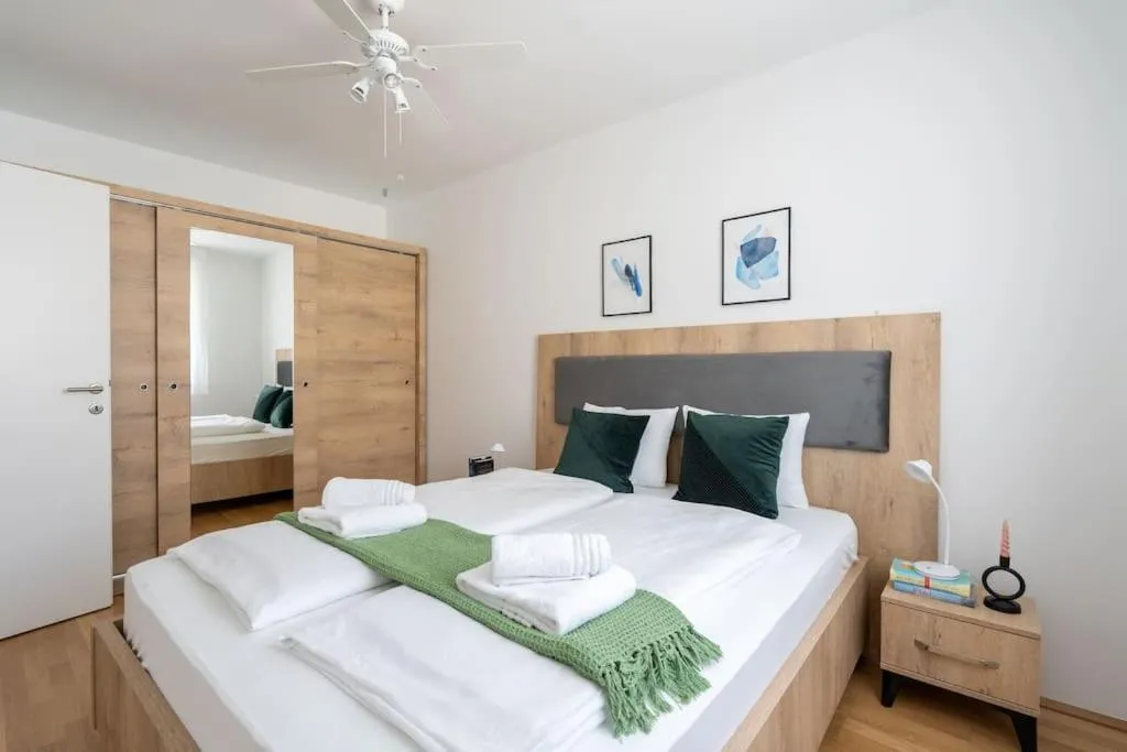 Trendy 1BR, Direct City Access by HM