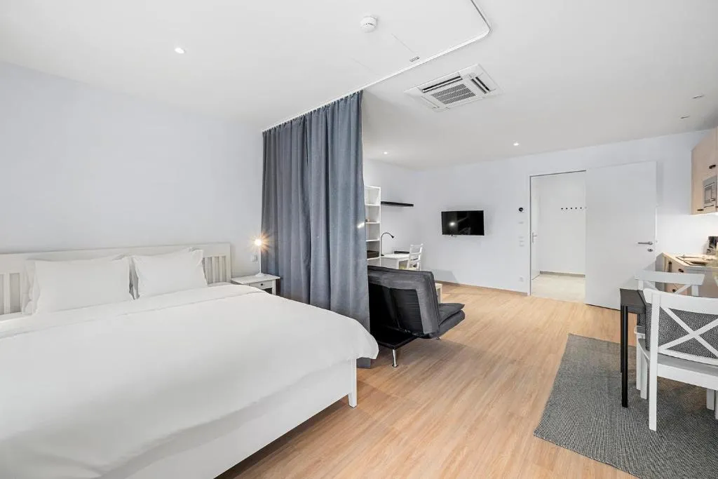 VibeStudio 301 – Central – AC – Near Parking