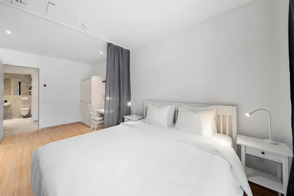 VibeStudio 302 – Central – AC – Near Parking