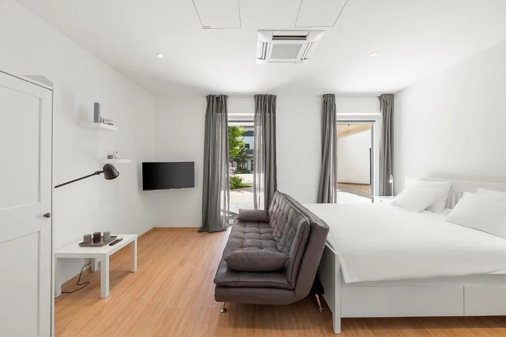 VibeStudio 402 – Central – AC – Near Parking