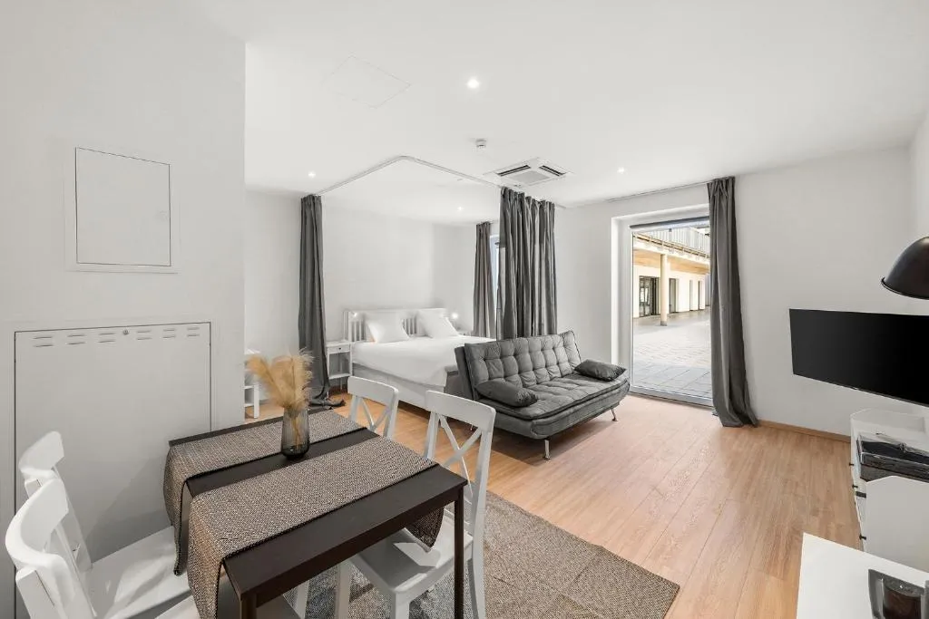 VibeStudio 404 – Central – AC – Near Parking