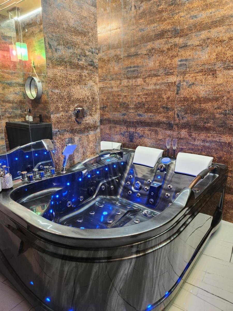 Image 4 of WARSZAWA CENTRAL HOUSE – Studios in Warsaw with Private Jacuzzi, full access to Sauna, Gym and Billards – Studia z prywatnym Jacuzzi oraz dostępem do sauny, siłowni i bilarda