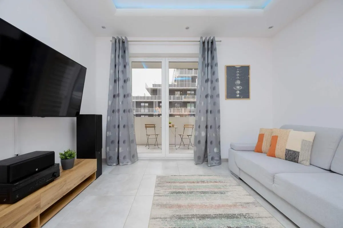 Image 4 of Bright Apartment with Parking and Remote Work in Warsaw Wola by Noclegi Renters