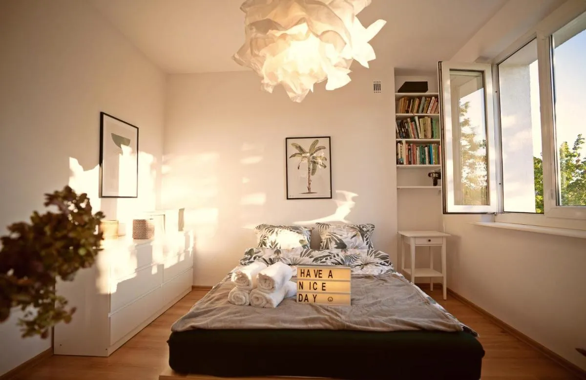 Image 1 of Spacious, quiet and bright apartment, close center, parking, air-conditioned rooms