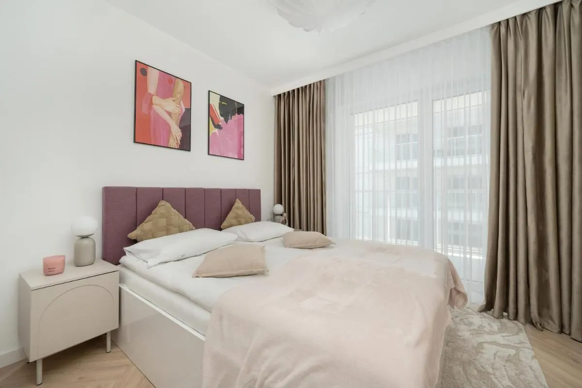 Image 1 of Eleganckie Apartamenty z Parkingiem Blisko Starego Miasta by Noclegi Renters