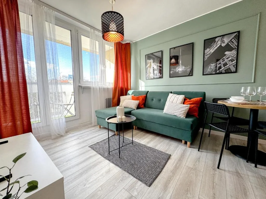 Image of 2mins SkyTower! Stylish 2BD Kitchen, Balcony! Near Train
