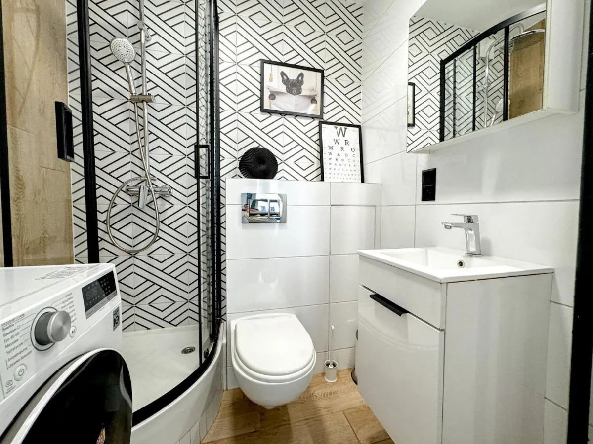 Image 2 of 2mins SkyTower! Stylish 2BD Kitchen, Balcony! Near Train