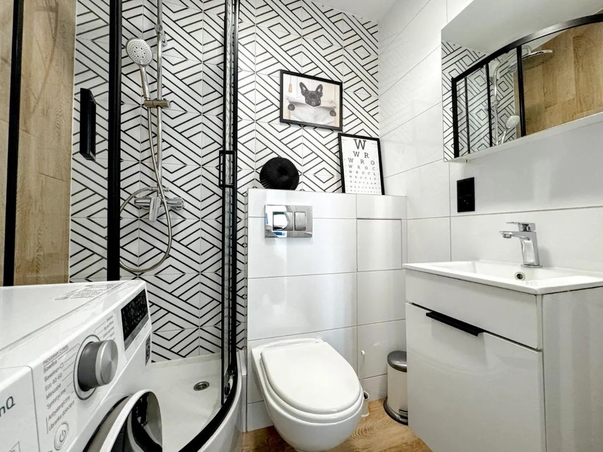 Image 6 of 2mins SkyTower! Stylish 2BD Kitchen, Balcony! Near Train
