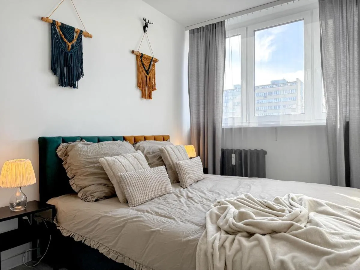 Image 1 of 2mins SkyTower! Stylish 2BD Kitchen, Balcony! Near Train