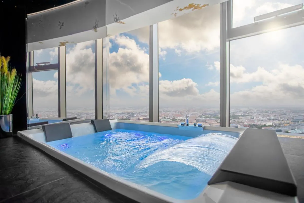 Image 1 of Apartamenty Sky Tower z Jakuzzi Przy Oknie