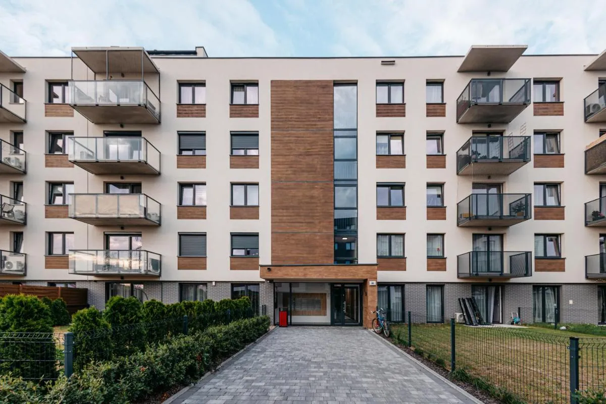 Image 5 of Balcony & Parking, Modern Elegant Apartment! Near Tram