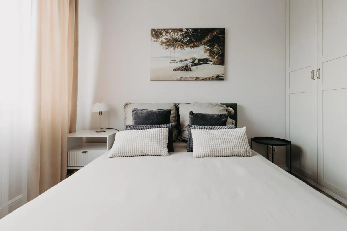 Image 1 of Balcony & Parking, Modern Elegant Apartment! Near Tram