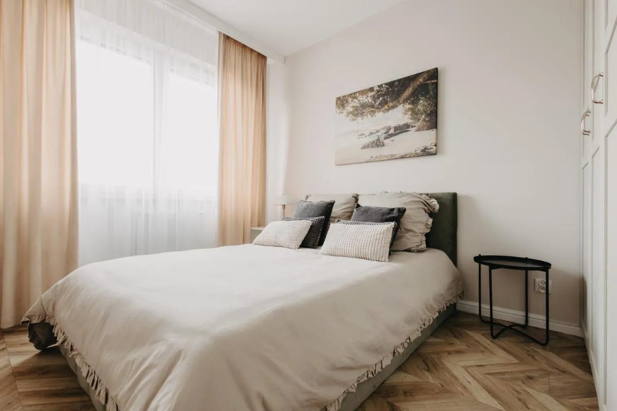 Image 6 of Balcony & Parking, Modern Elegant Apartment! Near Tram