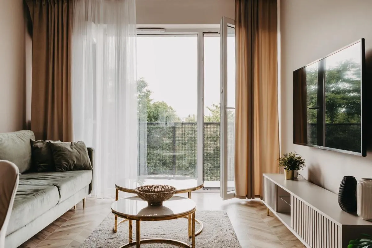 Image 4 of Balcony & Parking, Modern Elegant Apartment! Near Tram
