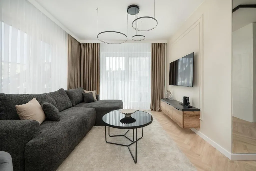 Image of Elegancki Apartament z Parkingiem Blisko Starego Miasta by Noclegi Renters