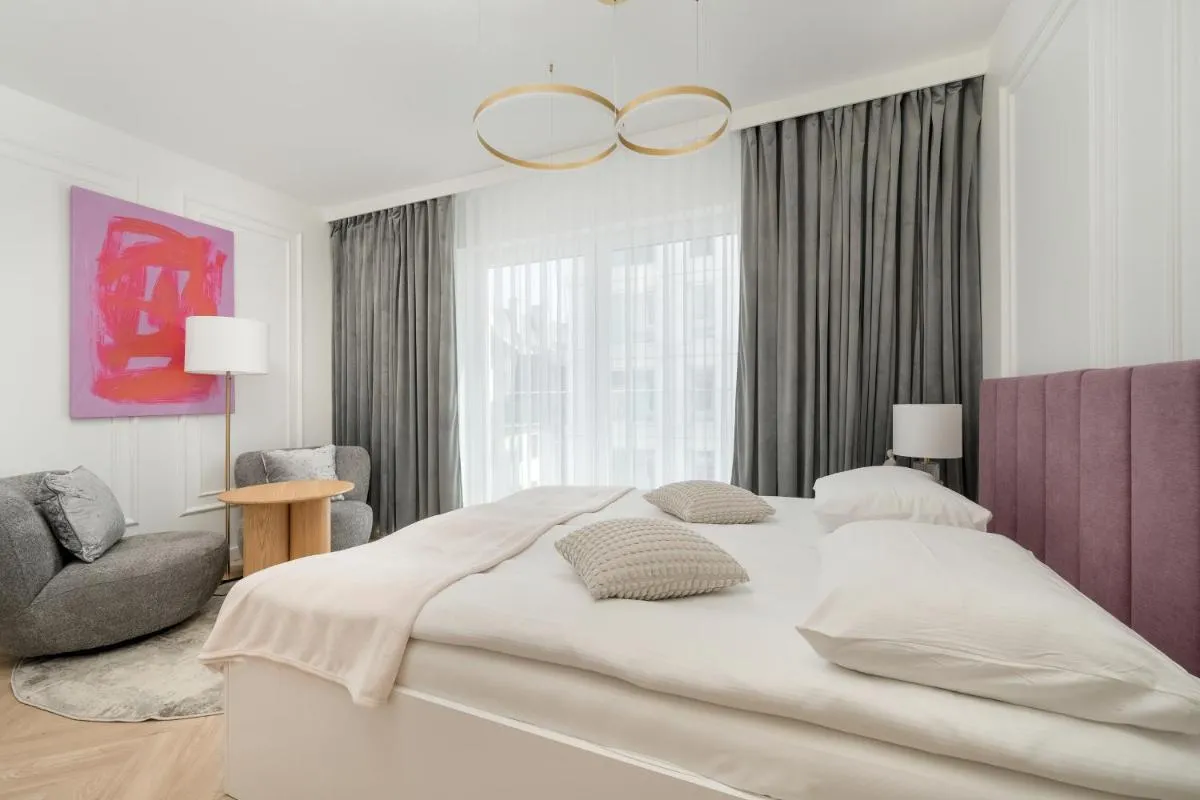 Image 1 of Elegancki Apartament z Parkingiem Blisko Starego Miasta by Noclegi Renters
