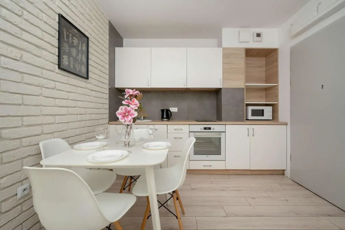Image 3 of Elegancki Apartament z Parkingiem i Umeblowanym Balkonem we Wrocławiu by Noclegi Renters