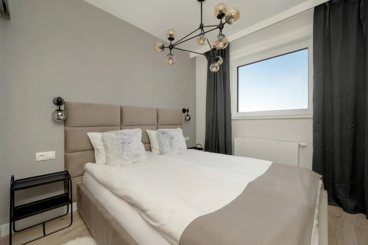 Image 2 of Exclusive River View Apartment with Balcony & FREE GARAGE by Renters Prestige