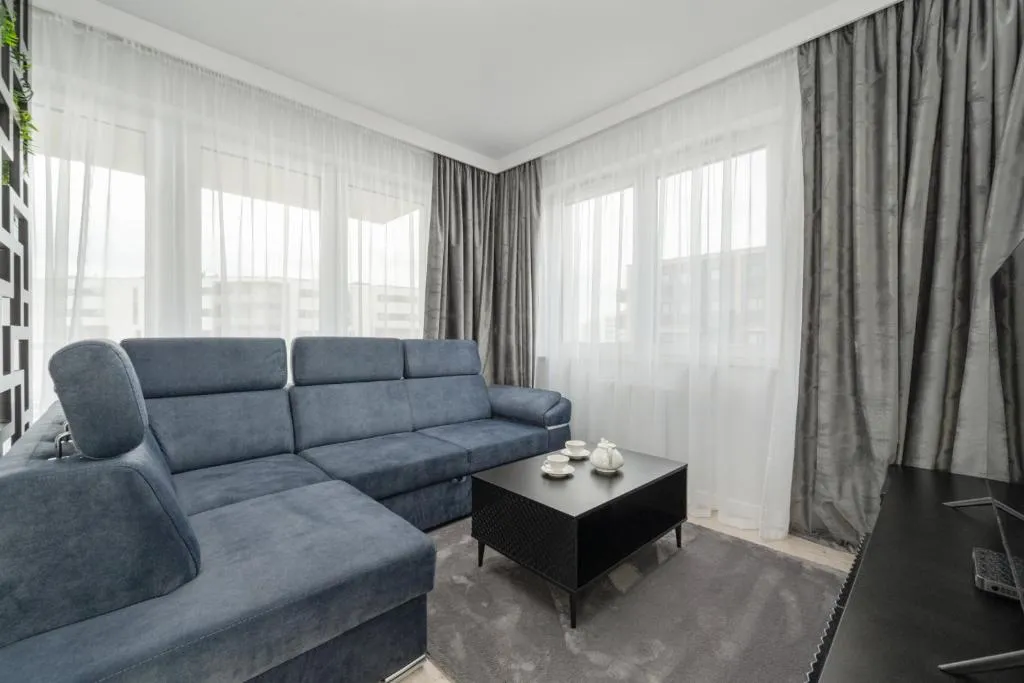 Image of Luksusowy Apartament z 3 Sypialniami, Klimatyzacją, Parkingiem i Biurkiem we Wrocławiu by Renters Prestige