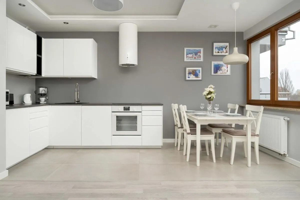 Image 2 of Nowoczesny Apartament Blisko Rzeki we Wrocławiu z Biurkiem i Parkingiem by Noclegi Renters