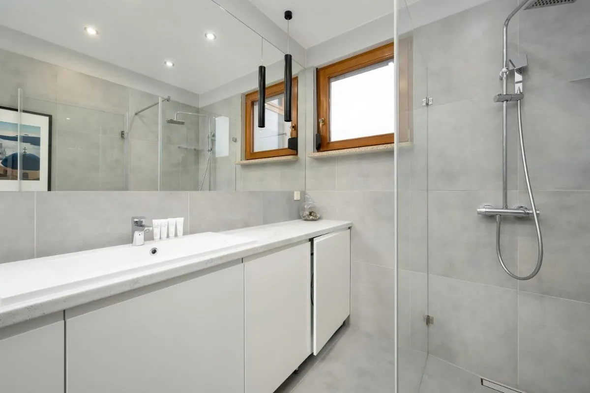 Image 3 of Nowoczesny Apartament Blisko Rzeki we Wrocławiu z Biurkiem i Parkingiem by Noclegi Renters