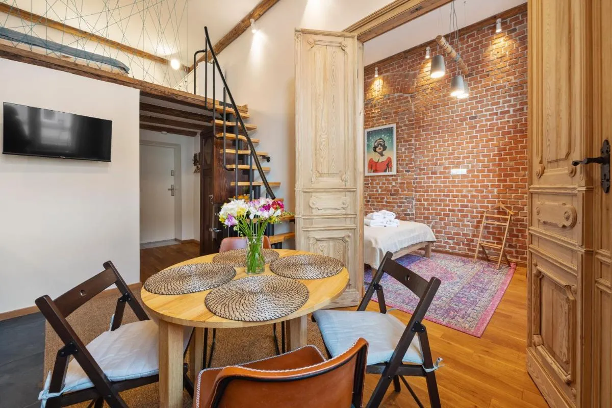 Image 1 of Oak Doors Apartament w Rynku – ProperUNIT