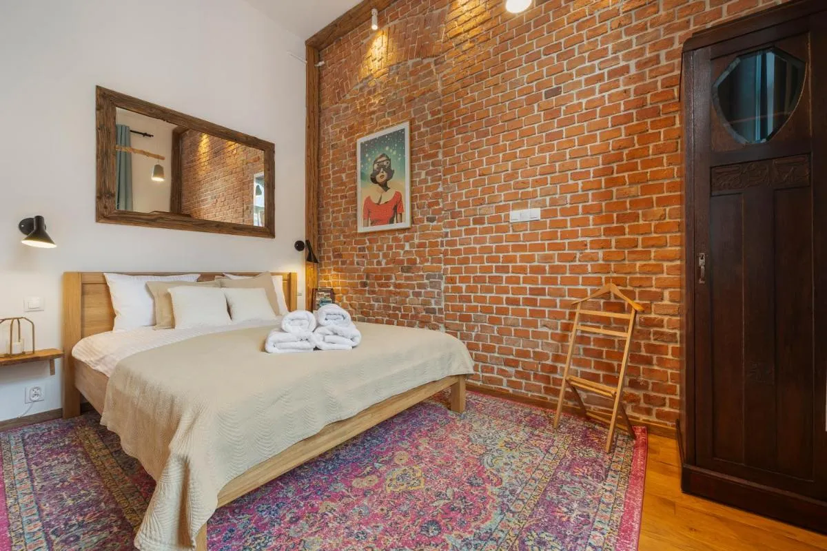 Image 2 of Oak Doors Apartament w Rynku – ProperUNIT