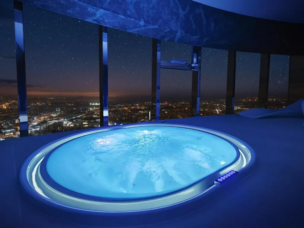 Image of Sky Tower – 48 Piętro Penthousy z Prywatna SPA – ADULT ONLY